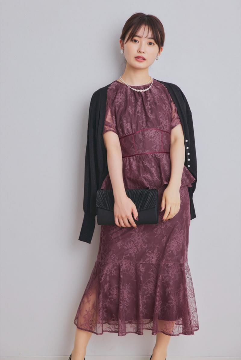 ワインレッドのパフスリーブ総レースドレス