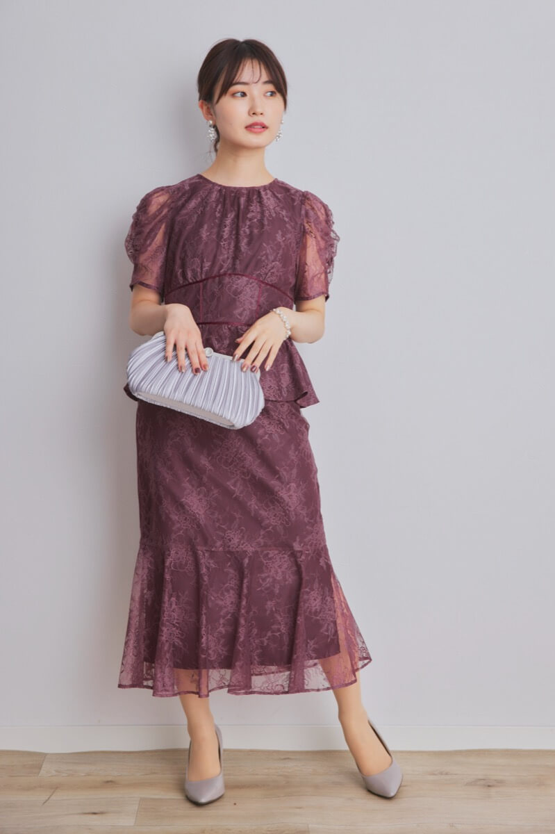 ワインレッドのパフスリーブ総レースドレス