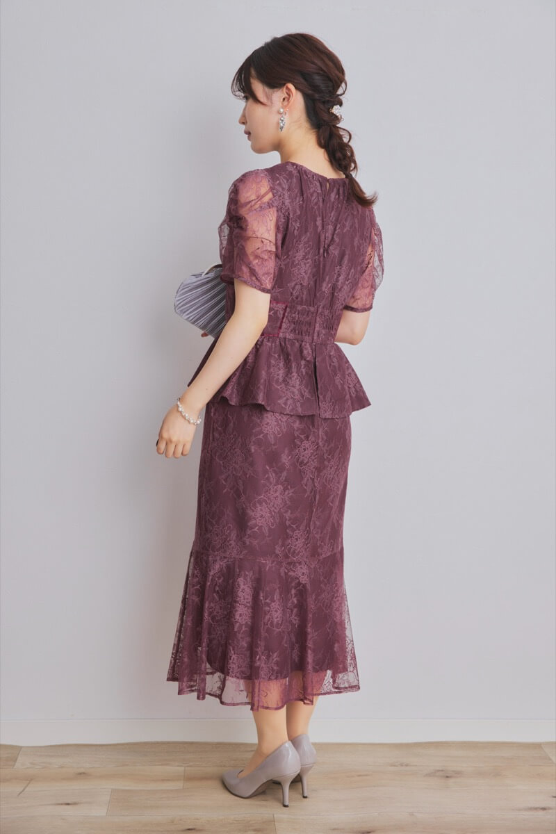 ワインレッドのパフスリーブ総レースドレス