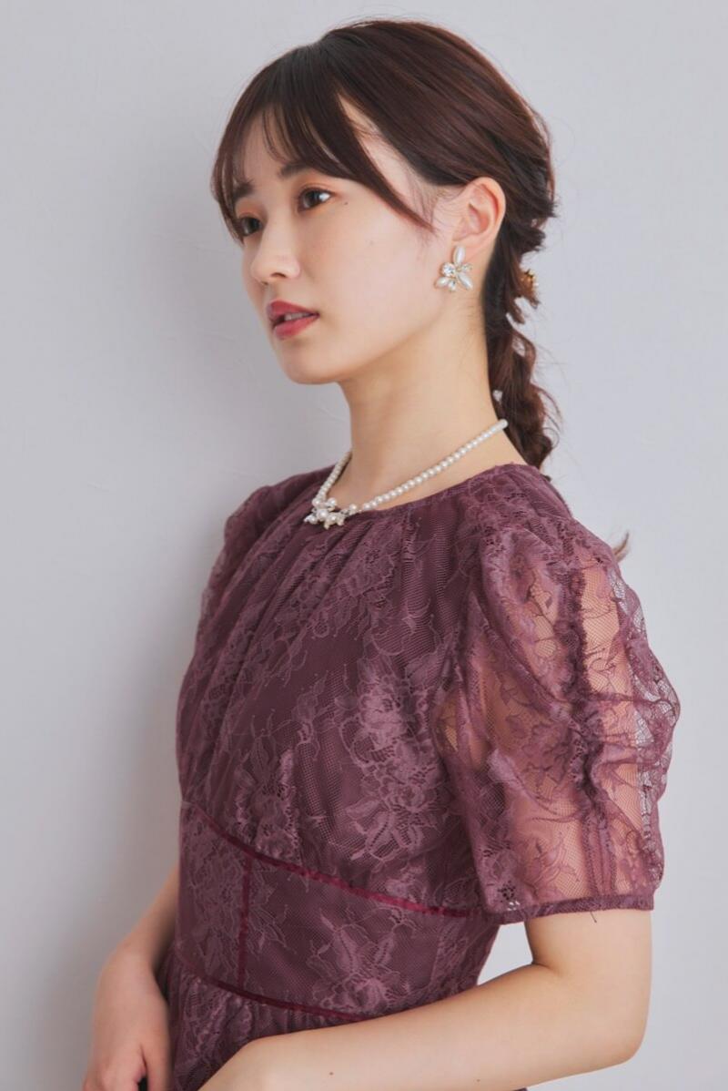 ワインレッドのパフスリーブ総レースドレス