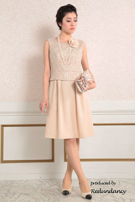 ベージュのツーピース風膝丈ドレス