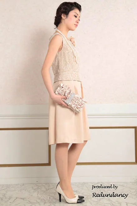 ベージュのツーピース風膝丈ドレス