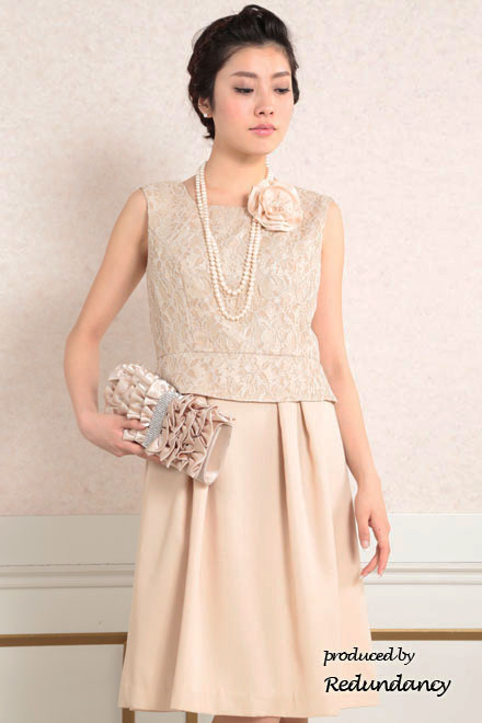 ベージュのツーピース風膝丈ドレス