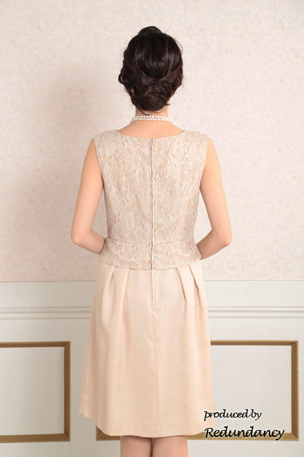 ベージュのツーピース風膝丈ドレス