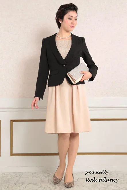 ベージュのツーピース風膝丈ドレス