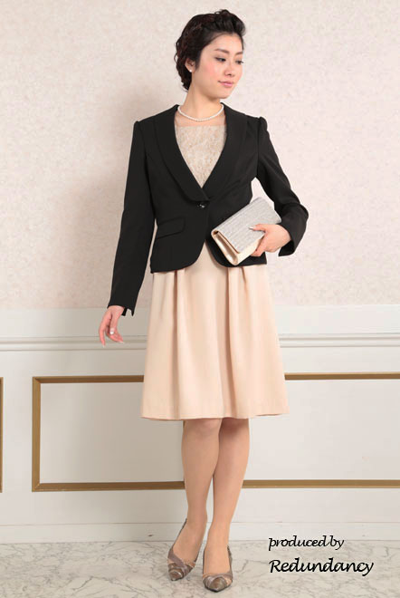 ベージュのツーピース風膝丈ドレス