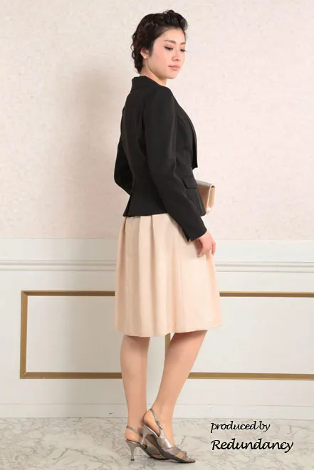 ベージュのツーピース風膝丈ドレス