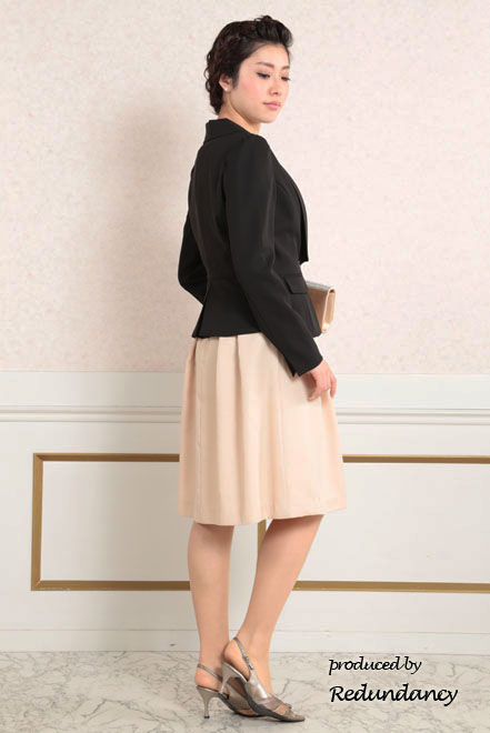 ベージュのツーピース風膝丈ドレス