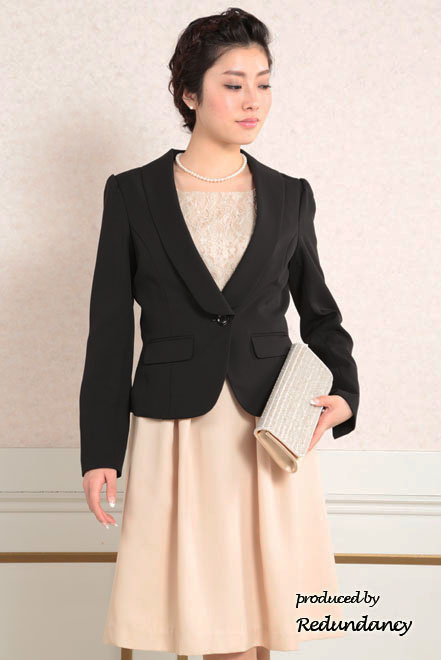 ベージュのツーピース風膝丈ドレス