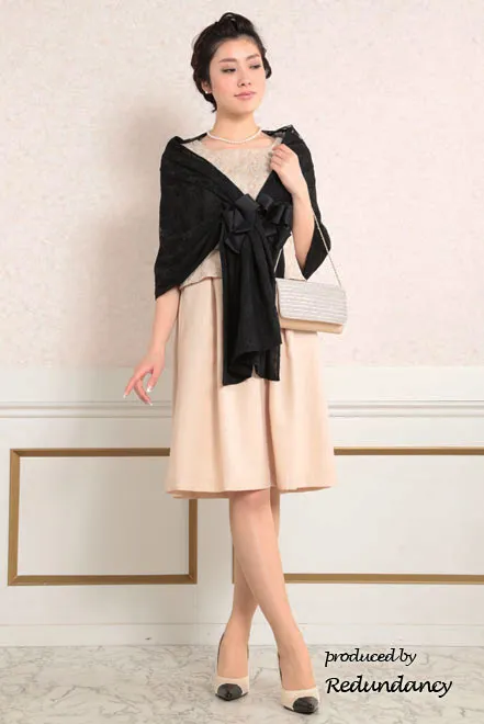 ベージュのツーピース風膝丈ドレス