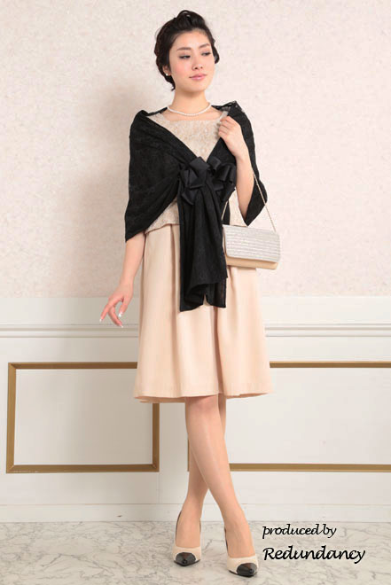 ベージュのツーピース風膝丈ドレス