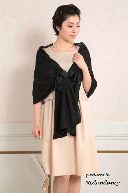 ベージュのツーピース風膝丈ドレス