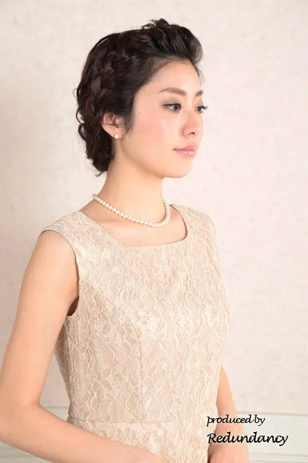 ベージュのツーピース風膝丈ドレス