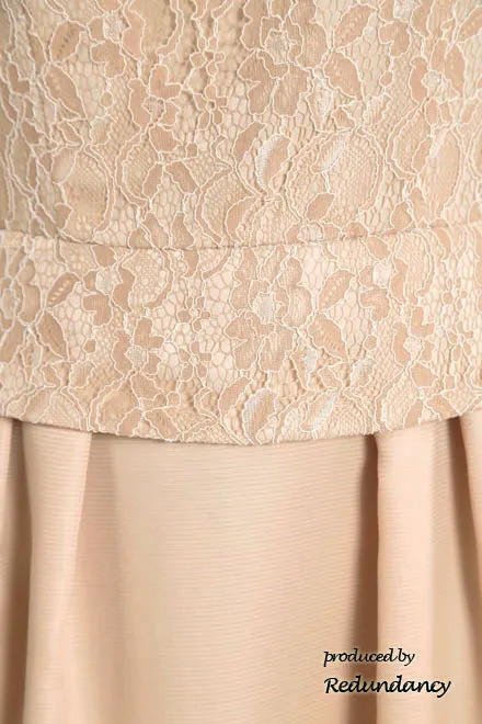 ベージュのツーピース風膝丈ドレス