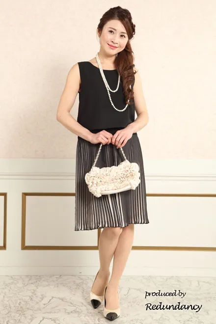 ブラックの切替膝丈プリーツドレス