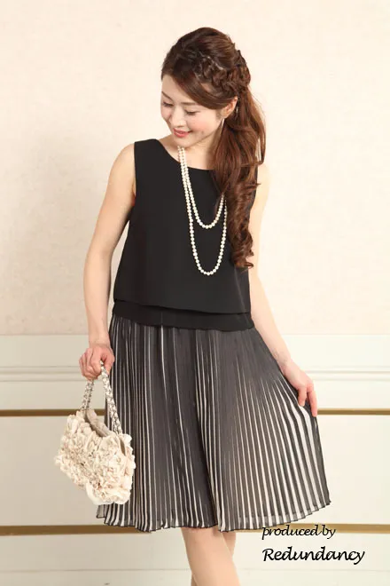 ブラックの切替膝丈プリーツドレス