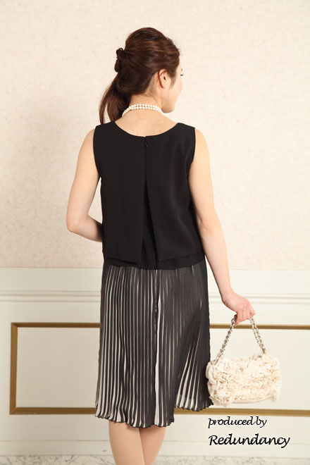 ブラックの切替膝丈プリーツドレス