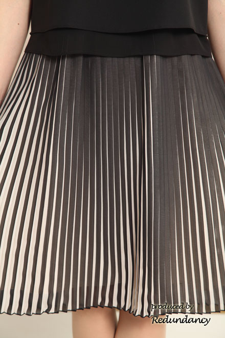 ブラックの切替膝丈プリーツドレス