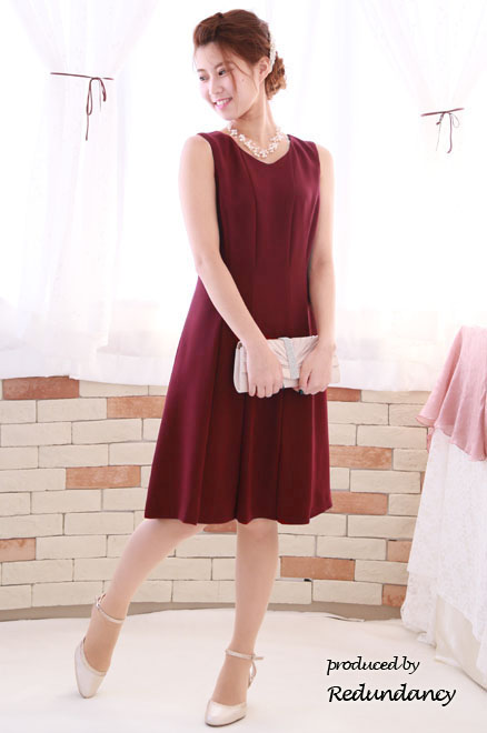 レッドのVネックタックフレアドレス