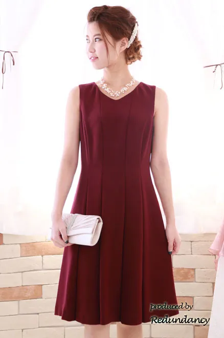 レッドのVネックタックフレアドレス