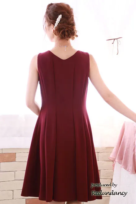 レッドのVネックタックフレアドレス