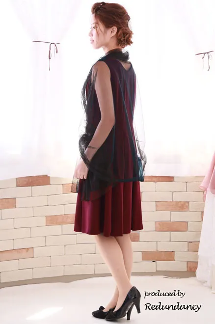 レッドのVネックタックフレアドレス