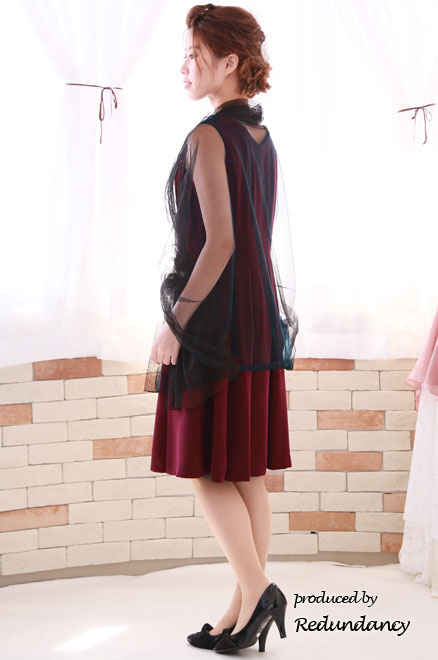 レッドのVネックタックフレアドレス