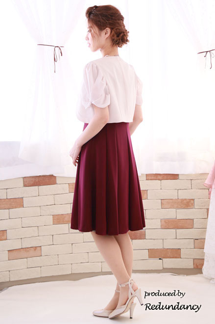 レッドのVネックタックフレアドレス