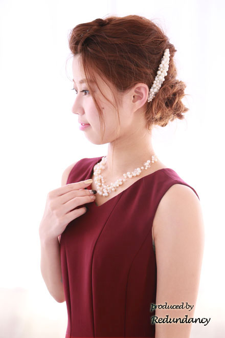 レッドのVネックタックフレアドレス