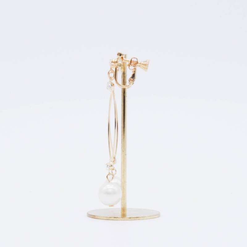 ゴールドのフープイヤリング