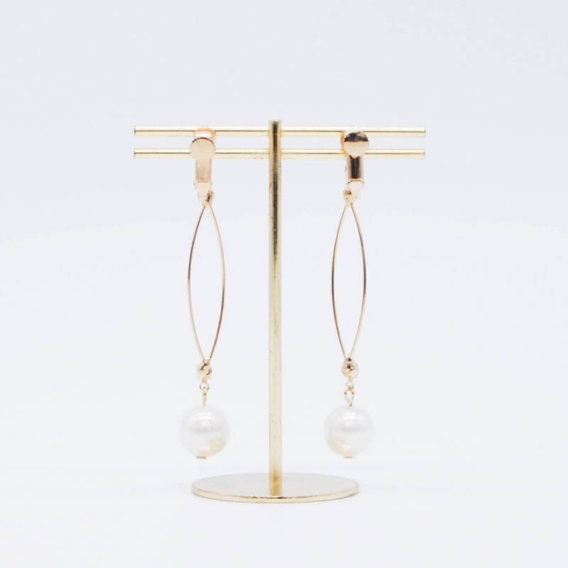 ゴールドのフープイヤリング