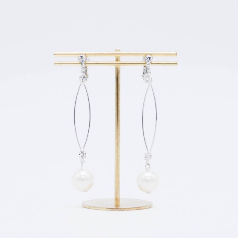 シルバーのフープイヤリング