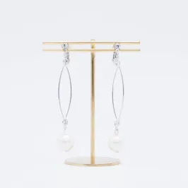 シルバーのフープイヤリング