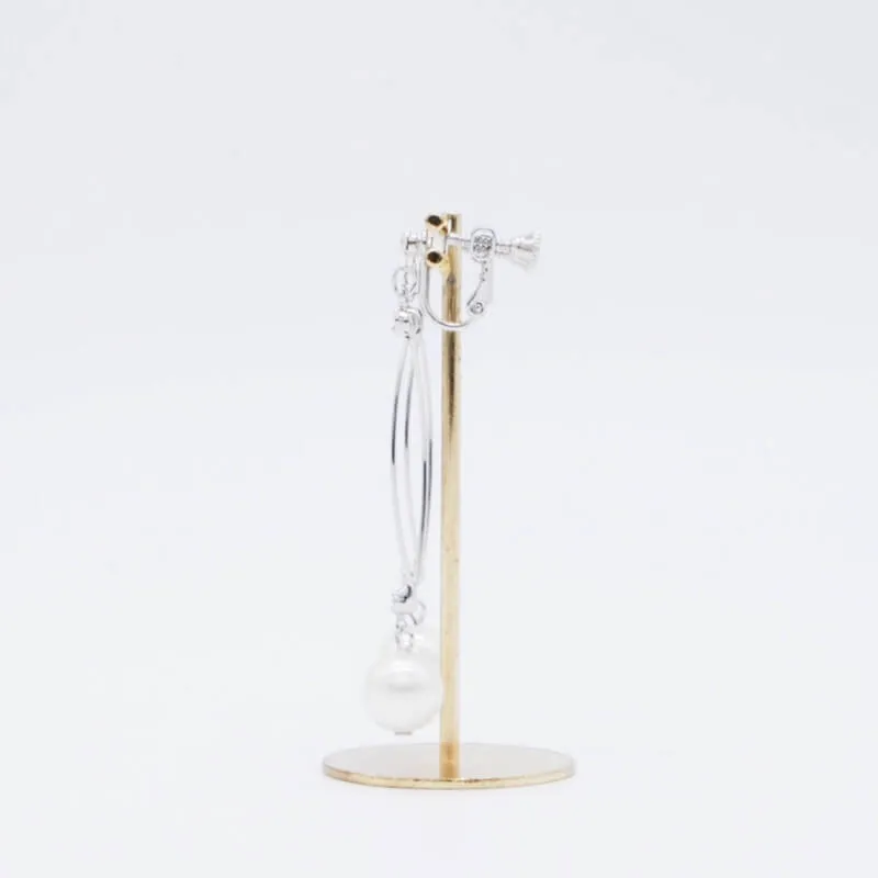 シルバーのフープイヤリング