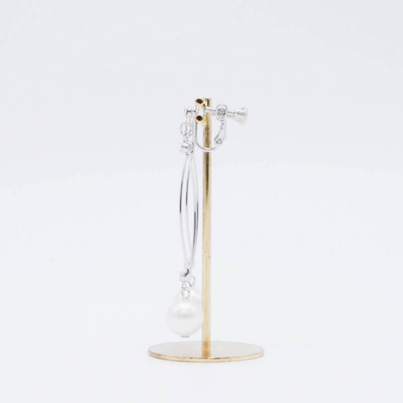 シルバーのフープイヤリング