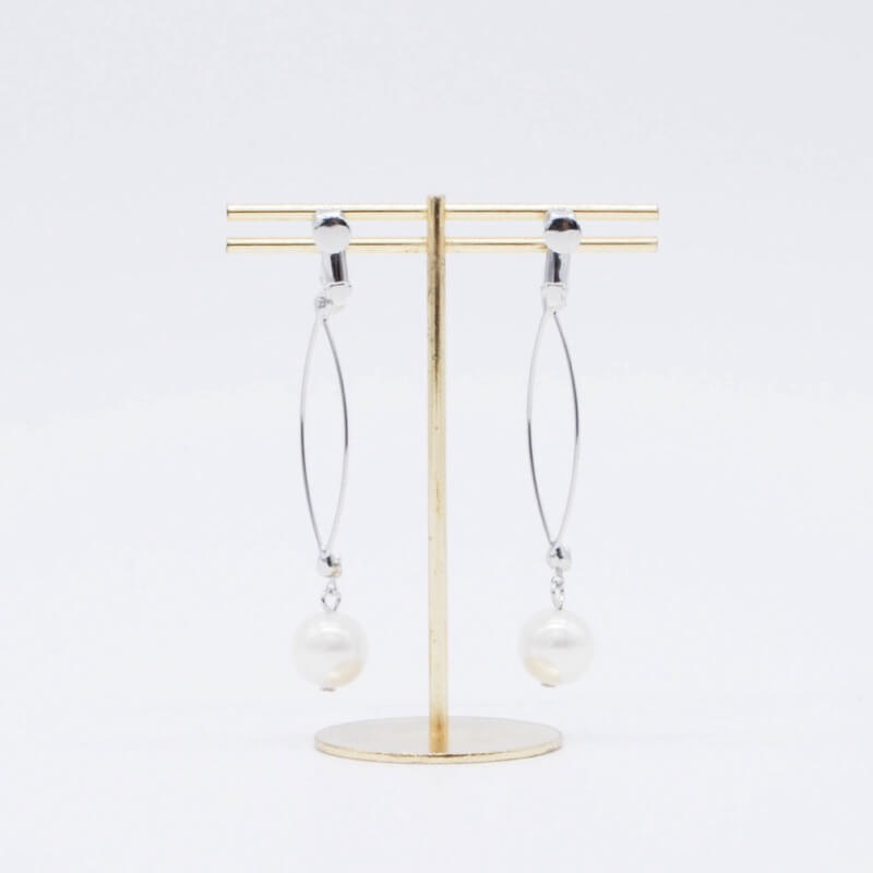 シルバーのフープイヤリング