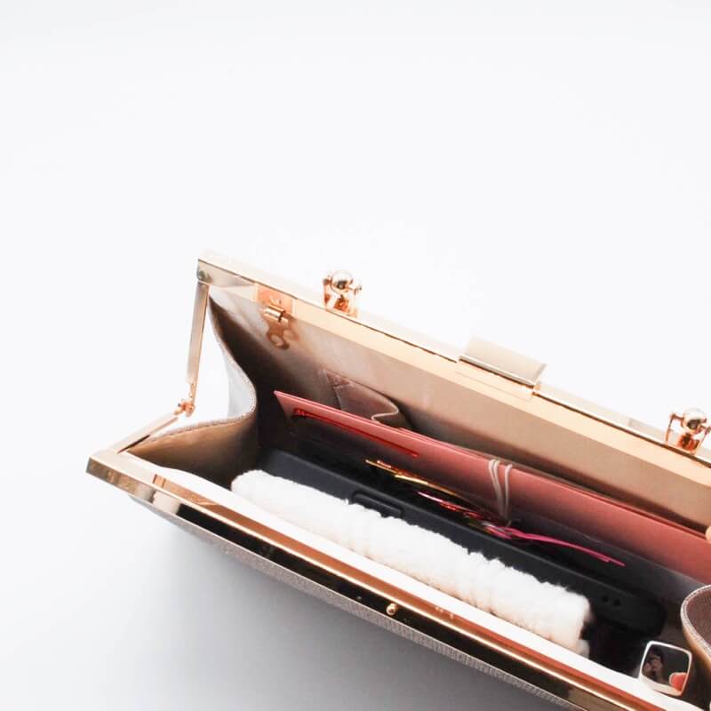 ベージュのラメプリーツハンドル付きバッグ