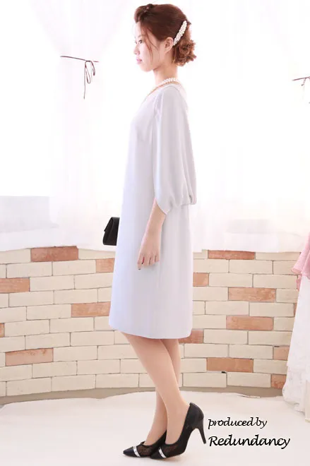 グレーのケープ風スリットスリーブドレス