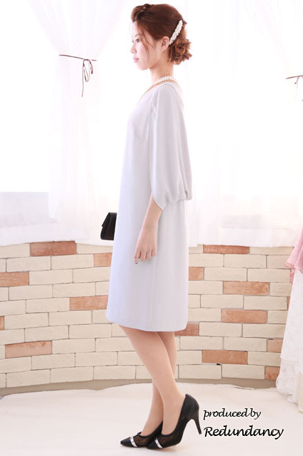 グレーのケープ風スリットスリーブドレス