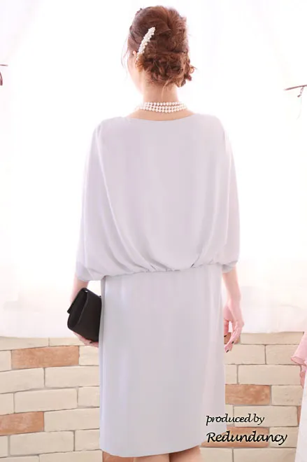 グレーのケープ風スリットスリーブドレス