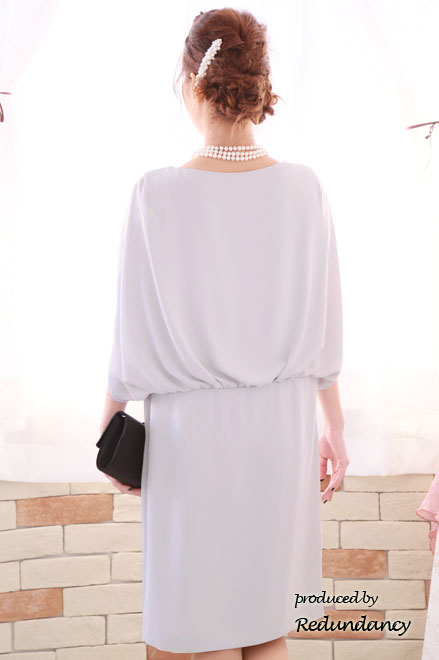 グレーのケープ風スリットスリーブドレス