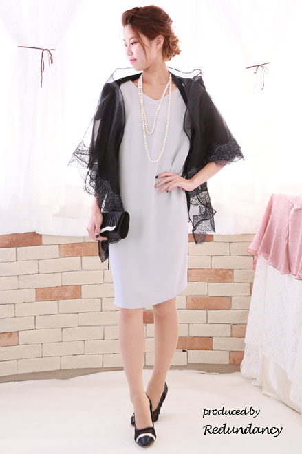 グレーのケープ風スリットスリーブドレス