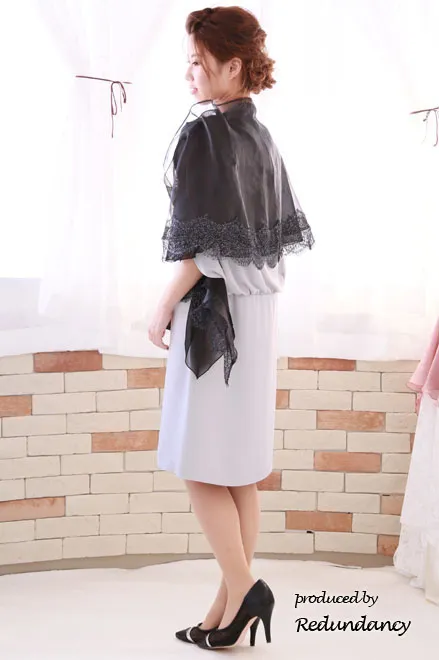 グレーのケープ風スリットスリーブドレス