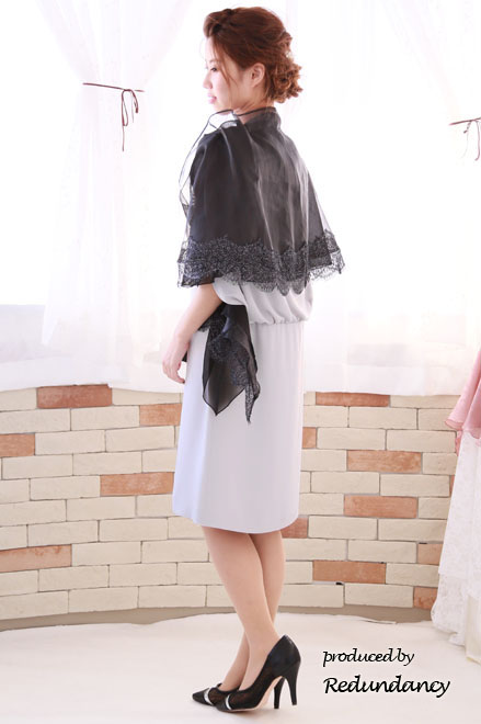 グレーのケープ風スリットスリーブドレス