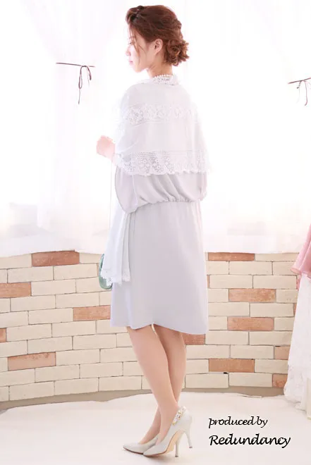 グレーのケープ風スリットスリーブドレス