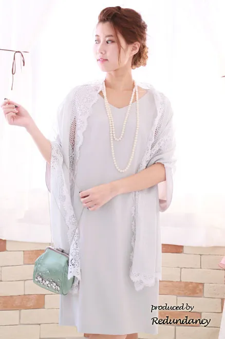 グレーのケープ風スリットスリーブドレス