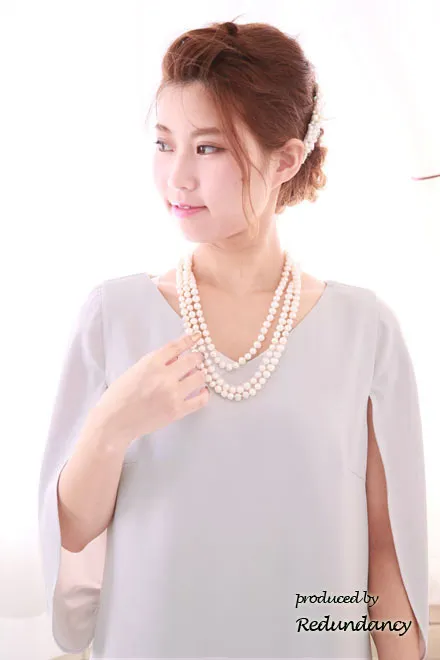 グレーのケープ風スリットスリーブドレス