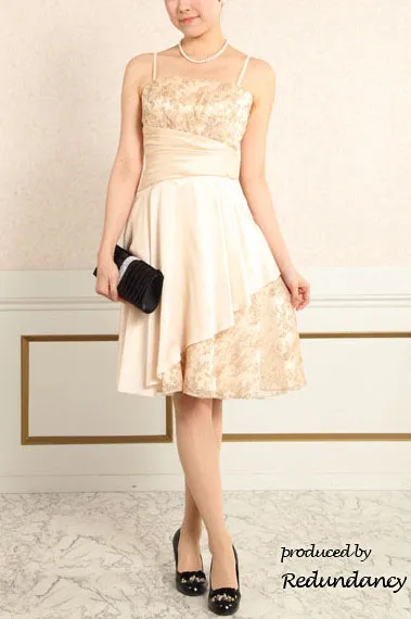 ベージュのレース×サテンフレアドレス