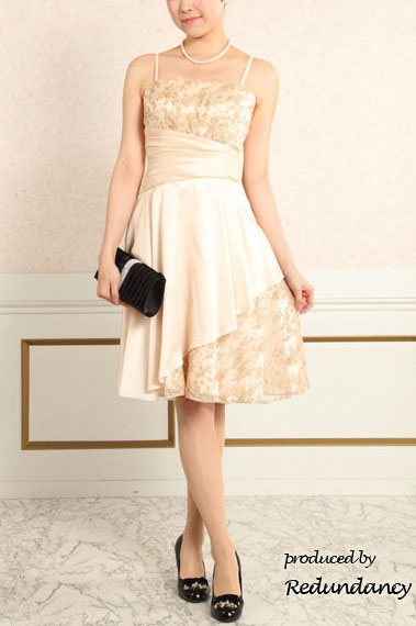 ベージュのレース×サテンフレアドレス