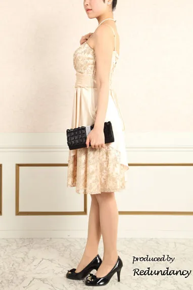 ベージュのレース×サテンフレアドレス